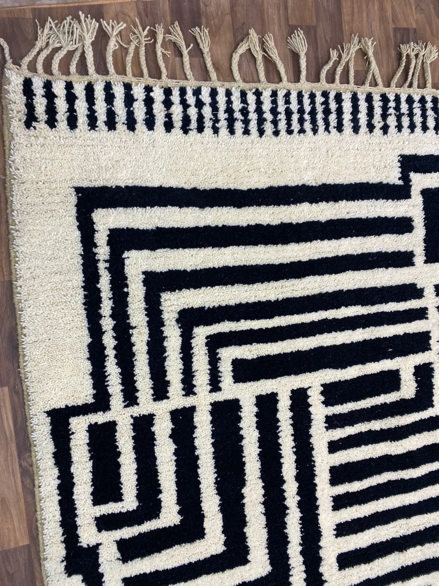 New Beni Ouarain Rug–White And Black