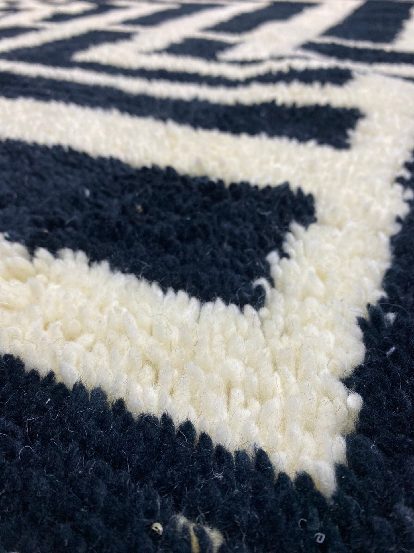New Beni Ouarain Rug–White And Black