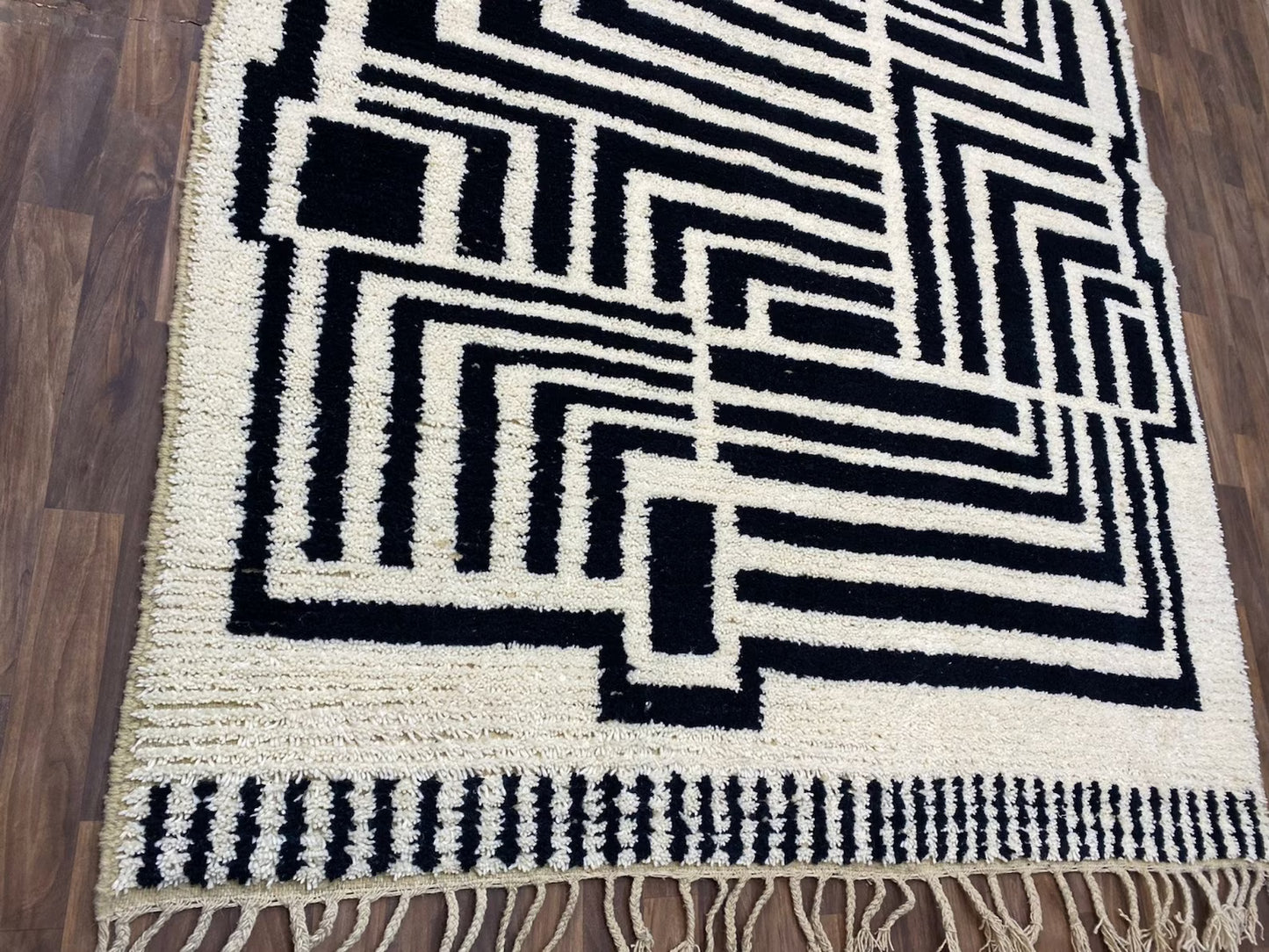 New Beni Ouarain Rug–White And Black