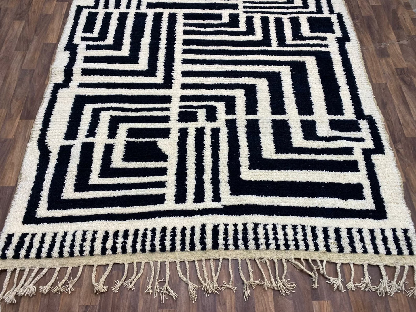 New Beni Ouarain Rug–White And Black